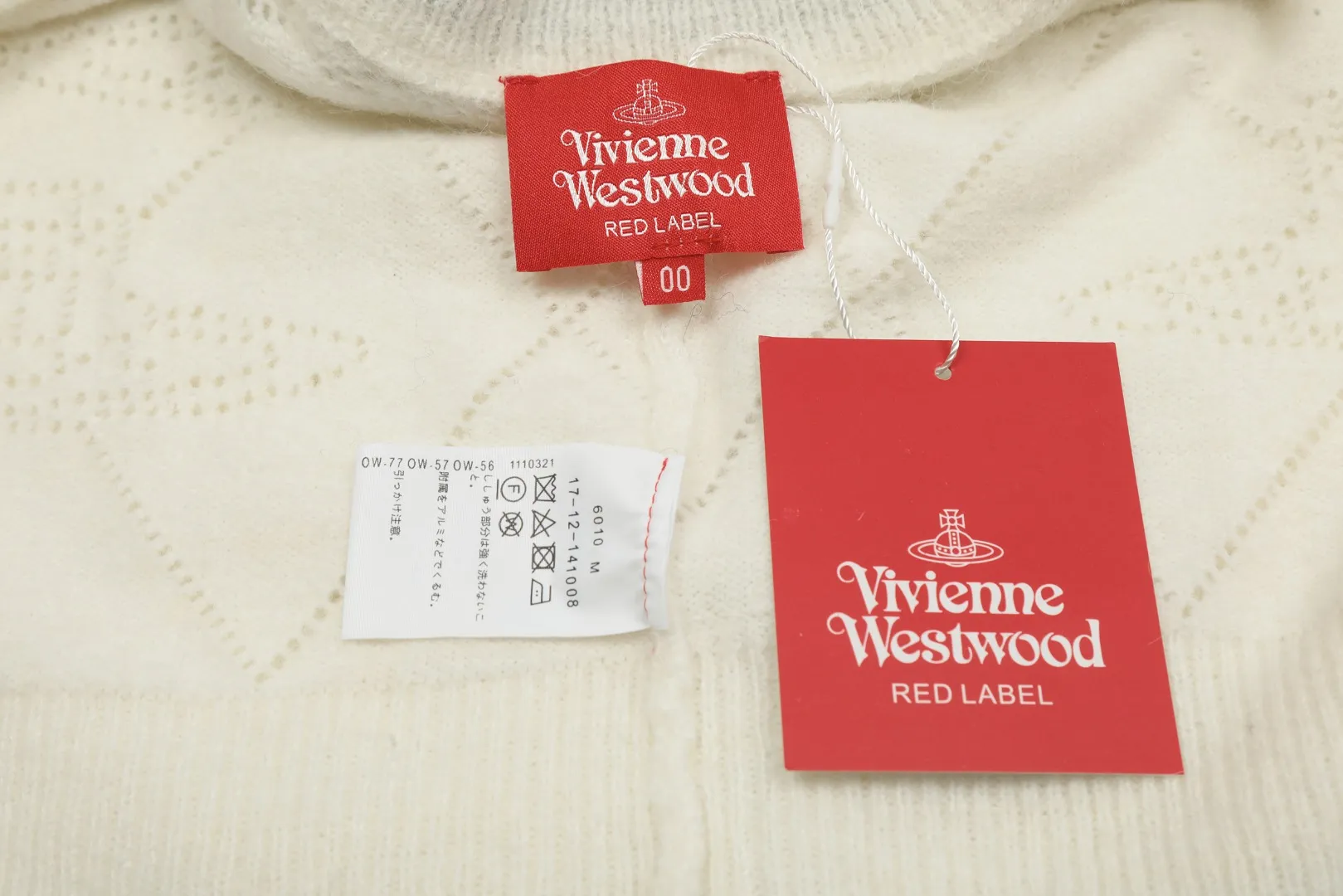 VIVI126 vivienne west wood 24 new style hollow pattern inscribed pattern heavy industry design knitted cardigan. The hollow pattern is Saturn, very special. Queen Mother of the West Vivian heavy industry show limited cardigan knitted sweater wool 2024 autumn latest style Size: S -M- L Color: white black
